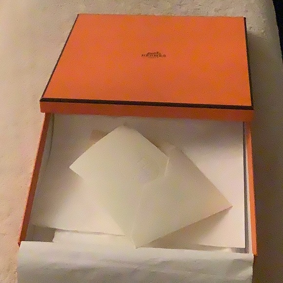Authentic New  Hermes Gift Box 7,5x7,5x2 - Picture 2 of 5